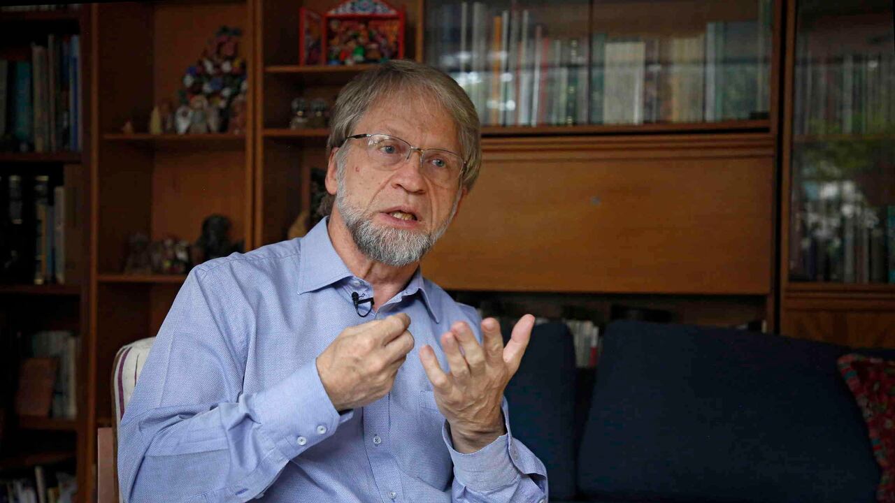 "Considerar que la vida es sagrada es prohibirnos destruirla", explica el profesor Mockus.