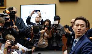 Shou Zi Chew, CEO de TikTok, es fotografiado por los reporteros en el Congreso de Estados Unidos