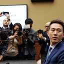 Shou Zi Chew, CEO de TikTok, es fotografiado por los reporteros en el Congreso de Estados Unidos