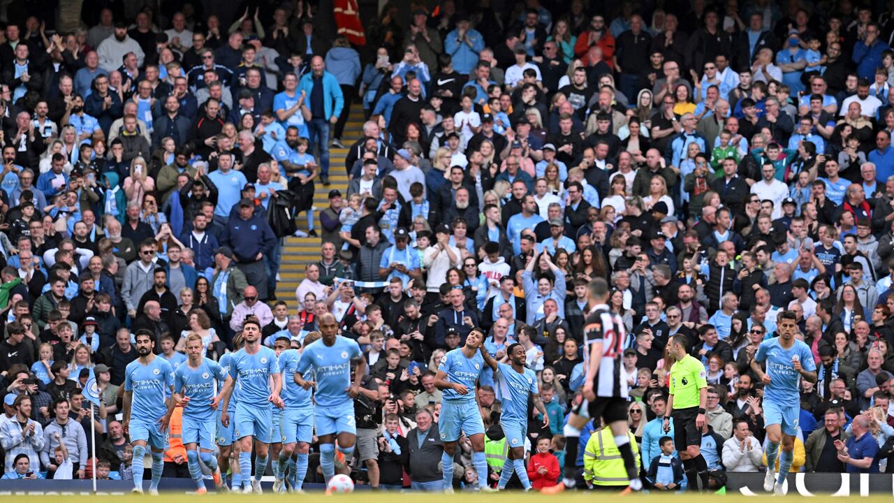 Manchester City tomó ventaja de tres puntos sobre el Liverpool