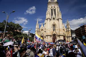 Cientos de ciudadanos venezolanos se manifiestan en la Plaza de Lourdes para exigir la salida de Nicolás Maduro de la presidencia. (Colprensa)