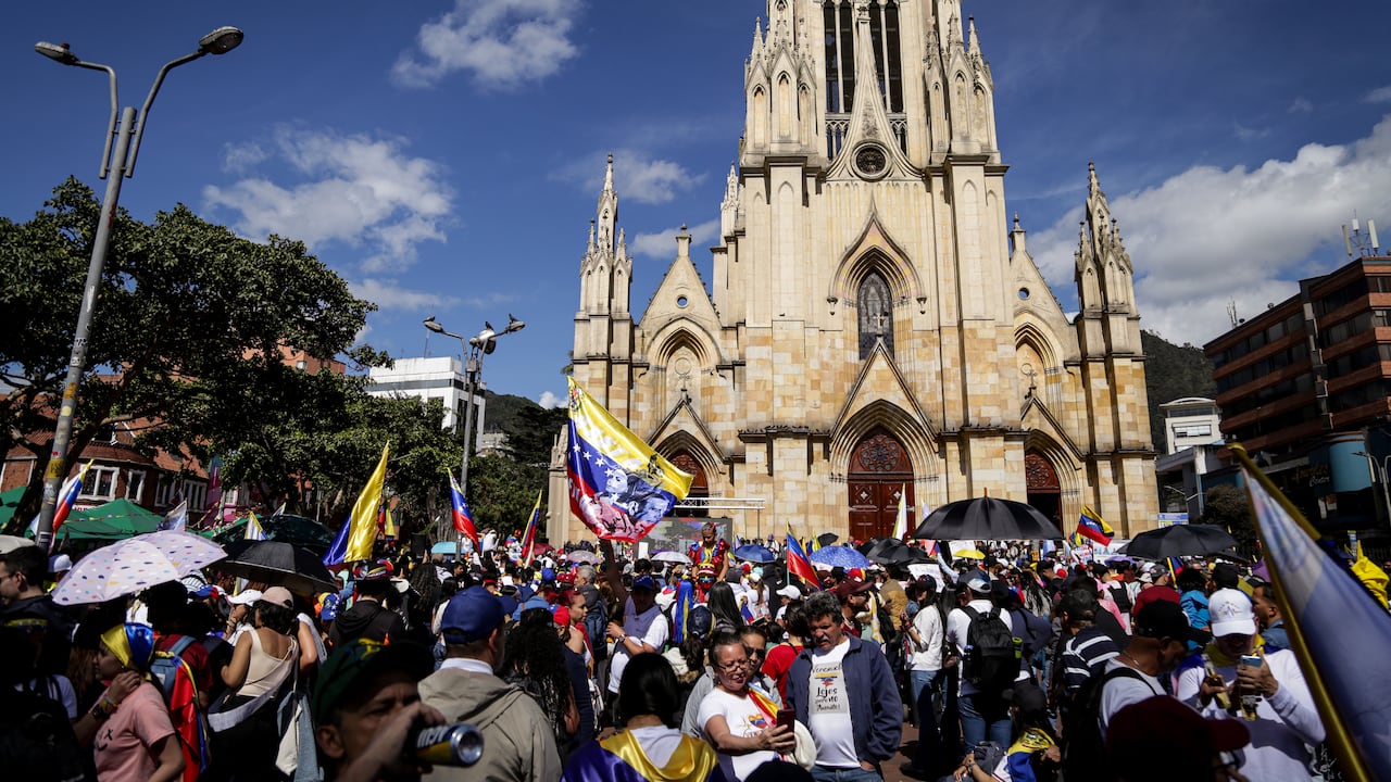 Cientos de ciudadanos venezolanos se manifiestan en la Plaza de Lourdes para exigir la salida de Nicolás Maduro de la presidencia. (Colprensa)