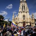 Cientos de ciudadanos venezolanos se manifiestan en la Plaza de Lourdes para exigir la salida de Nicolás Maduro de la presidencia. (Colprensa)