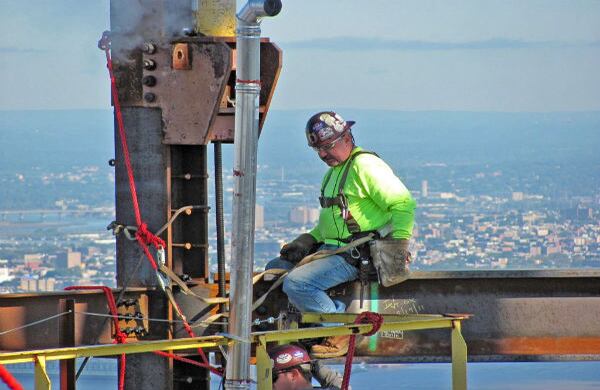20 de septiembre de 2011. Uno de los trabajadores, haciendo su labor a gran altura.