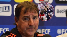Néstor Lorenzo y Jorthy Mokio. El que milita en Ajax podría ir al Mundial 2026 con RD del Congo.