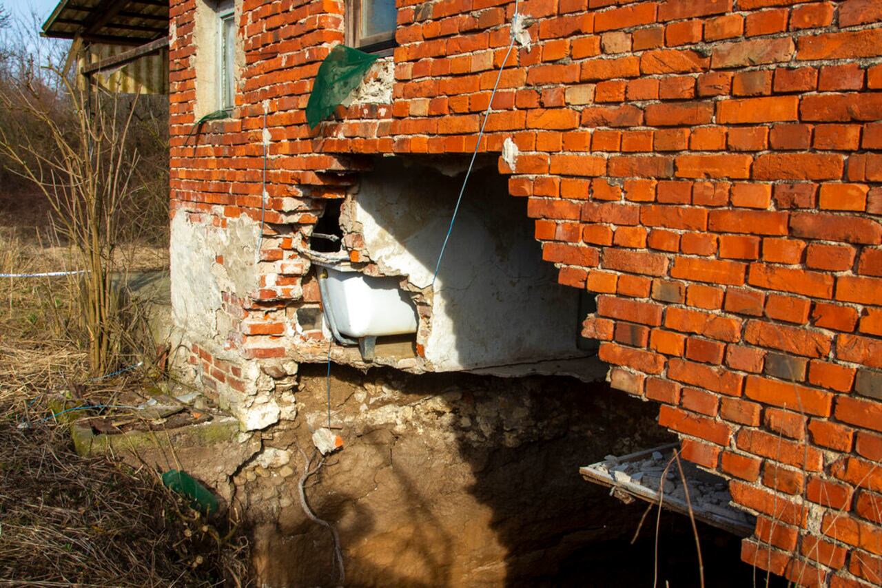 Mecencani, Croacia, una región a unos 40 kilómetros de Zagreb, ha visto enormes cráteres aparecer desde que en diciembre ese país sintiera un fuerte temblor.