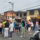 Estudiantes bloquearon la vía a Santa Elena en Medellín porque los desalojaron de la sede educativa.