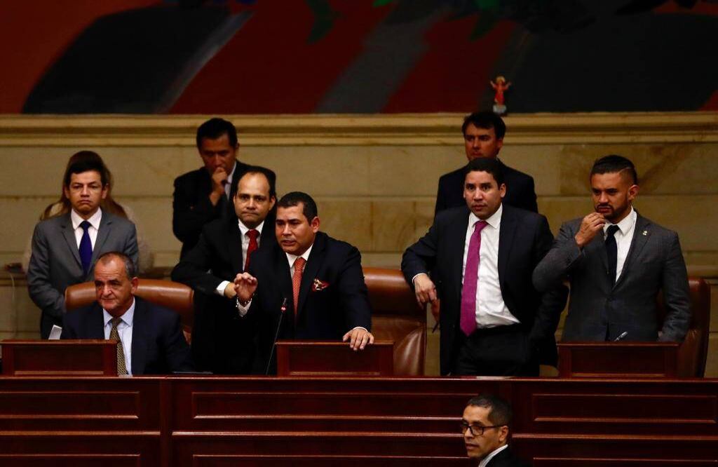 El Presdisente de la Cámara, Alejandro Carlos Chacón, defendió la idea de la representante Juanita Goebertus de los informes de las objeciones en su totalidad. FOTO: León Darío Peláez