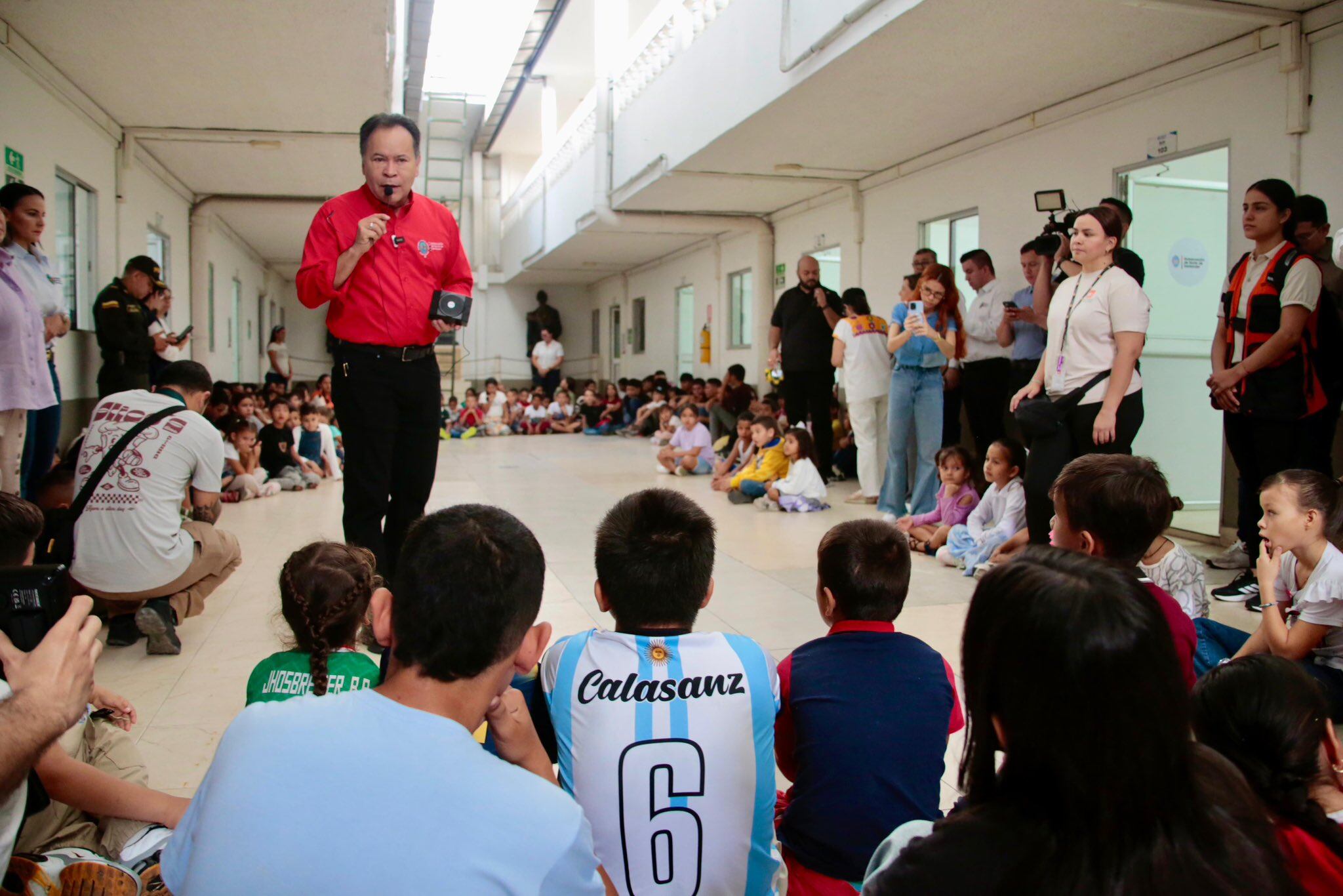 La Gobernación del departamento tomó una medida importante para atender a los miles de niños y adolescentes que se han visto obligados a abandonar sus hogares debido al desplazamiento forzado.