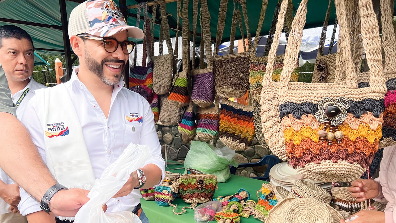 Abelardo de la Espriella les compra regalos a sus hijos en cada recorrido. Del Huila les llevó artesanías hechas con fibra de plátano y arcilla. También compró miel para él.
