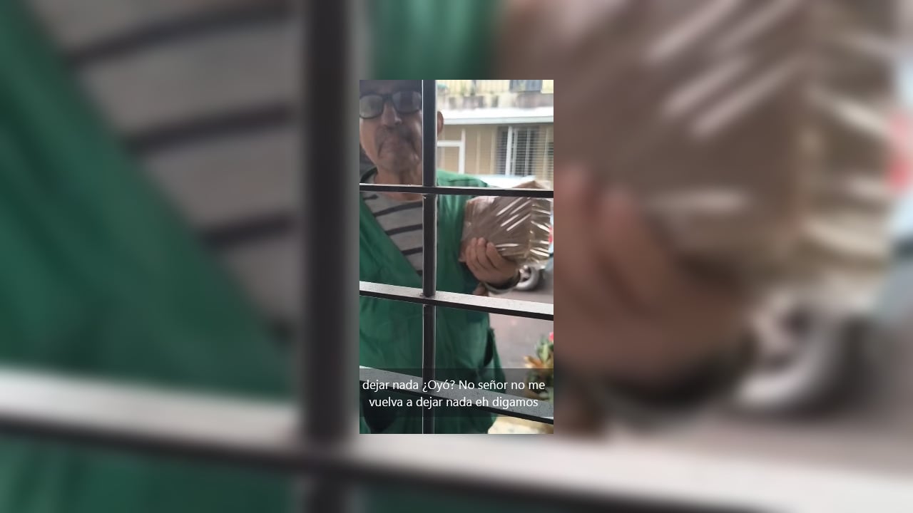 Luis Felipe Yagüé, vendedor de panelas en Florencia (Caquetá), mientras era grabado por Franklin Gamboa, quien se identificó como docente
