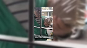 Luis Felipe Yagüé, vendedor de panelas en Florencia (Caquetá), mientras era grabado por Franklin Gamboa, quien se identificó como docente