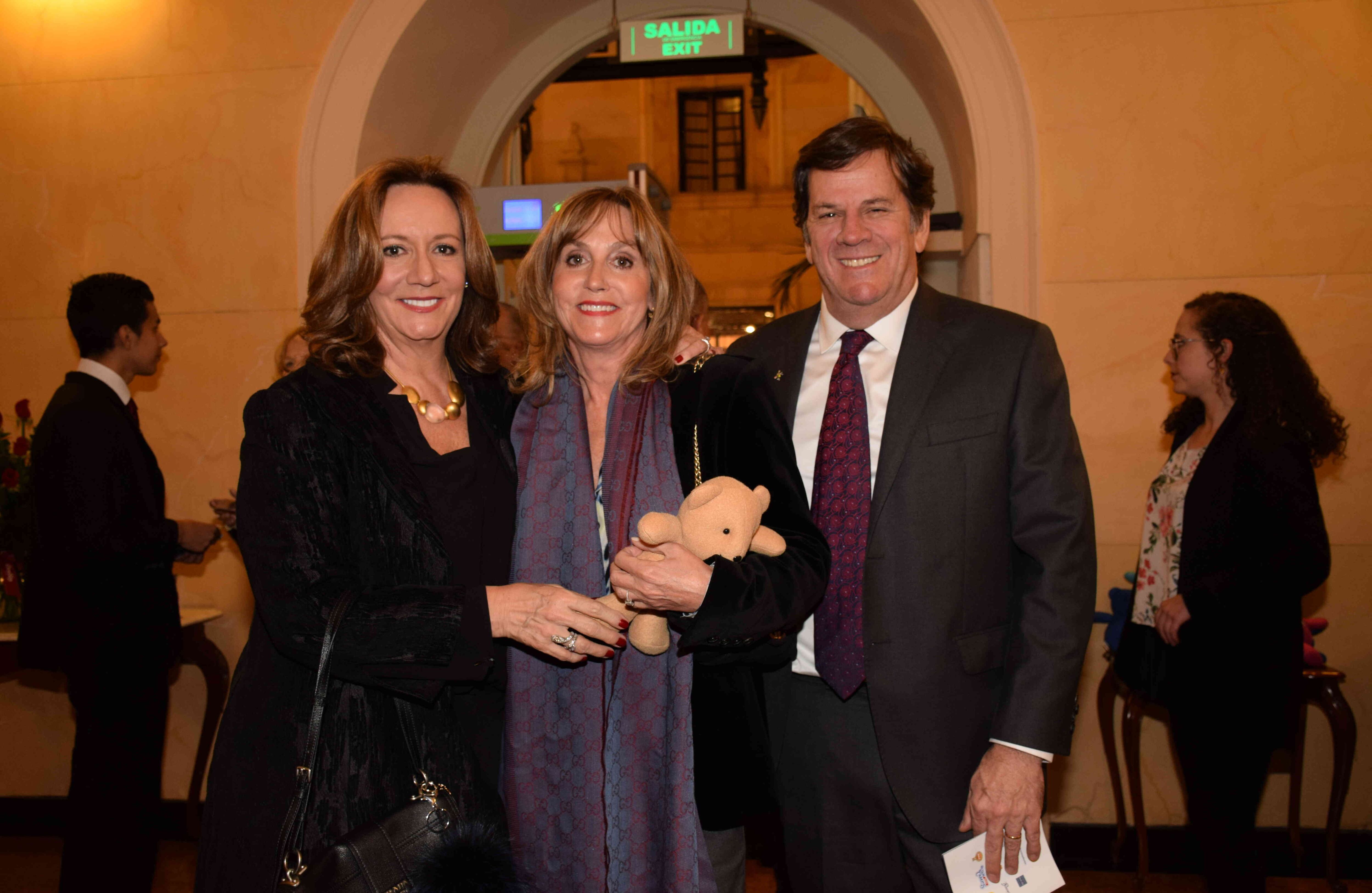 Juanita Santos, Doris Martelo y Roberto Pombo.
