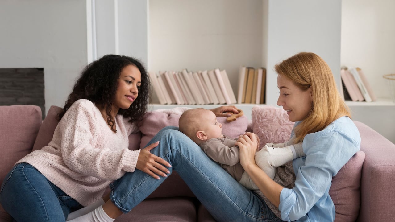 Para Agost+, cada caso refleja los retos que enfrentan las familias diversas y también las transformaciones que vive el país. “Cada familia que acompañamos es un recordatorio de que el amor no tiene una única forma y que acompañarlo de manera responsable puede cambiar vidas”, expresa Yanca Miranda, directora Financiera de Agost+