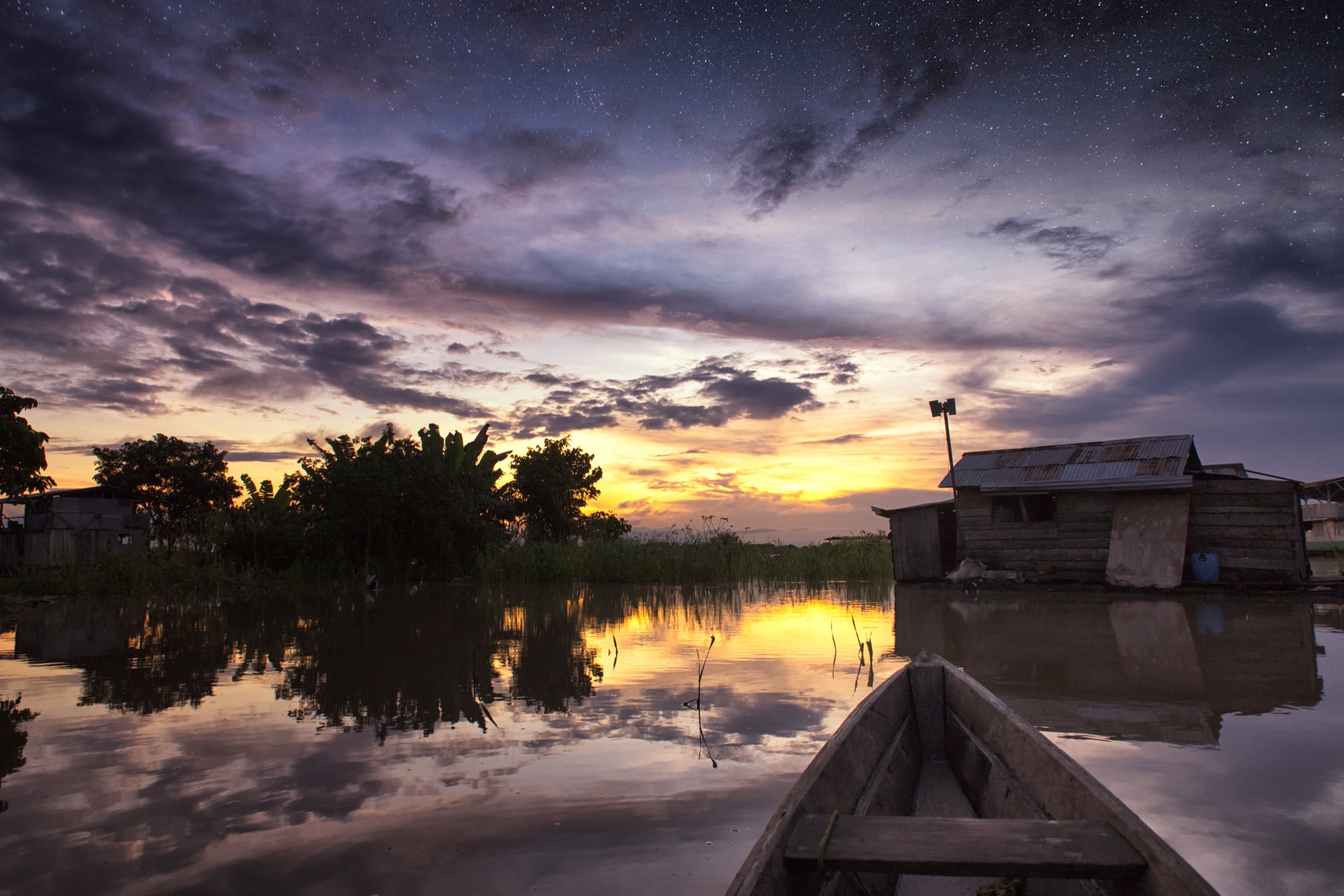 atardecer en el río Amazonas.