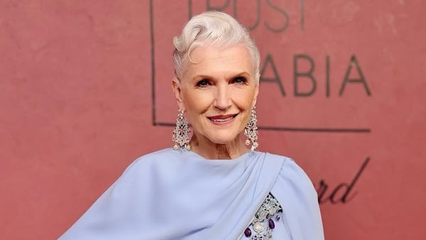 Maye Musk acumula una trayectoria de más de 50 años en la industria de la moda.