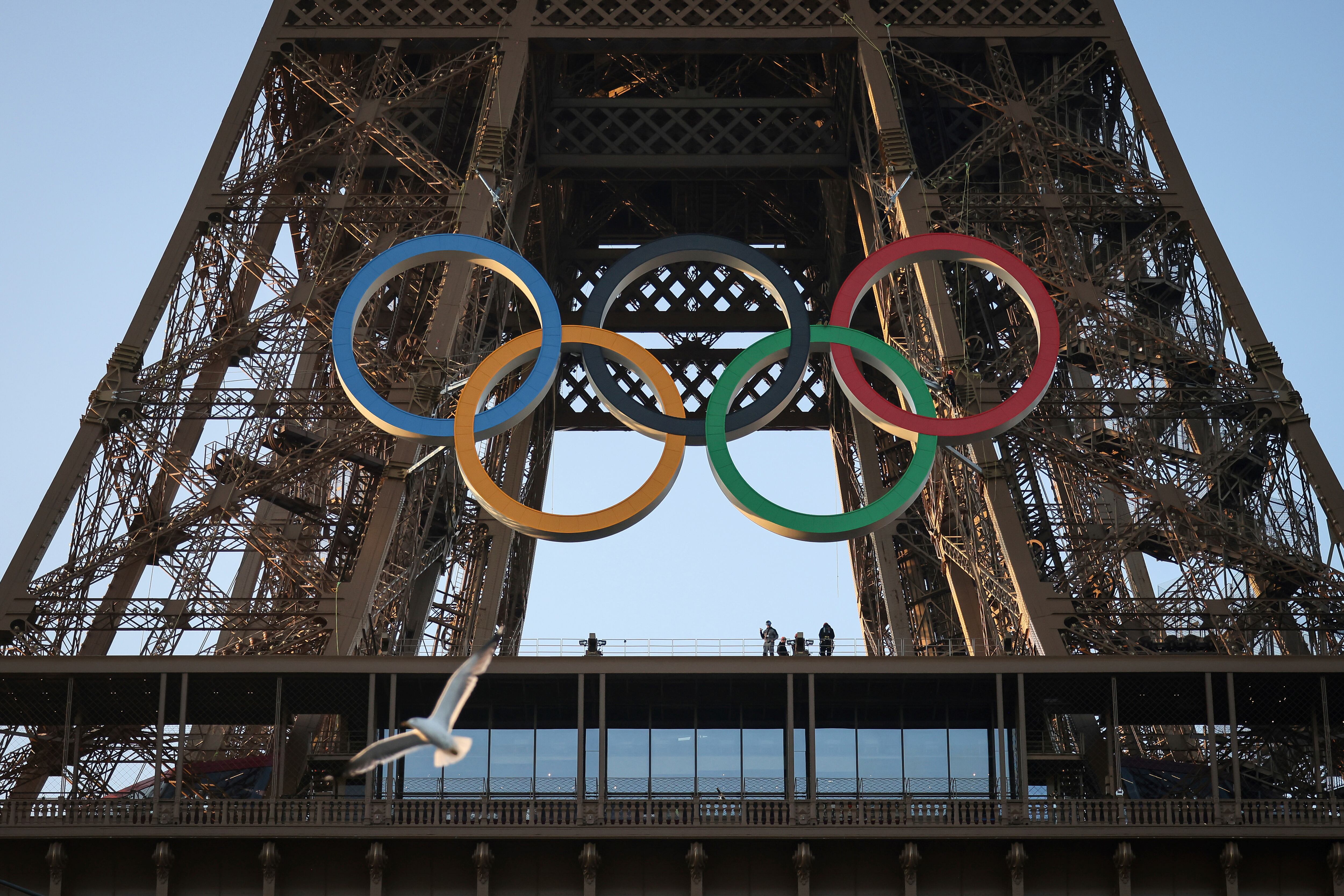 Los anillos olímpicos se montan en la Torre Eiffel el viernes 7 de junio de 2024 en París. (Foto AP//Thomas Padilla, Archivo)
