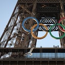 Los anillos olímpicos se montan en la Torre Eiffel el viernes 7 de junio de 2024 en París. (Foto AP//Thomas Padilla, Archivo)