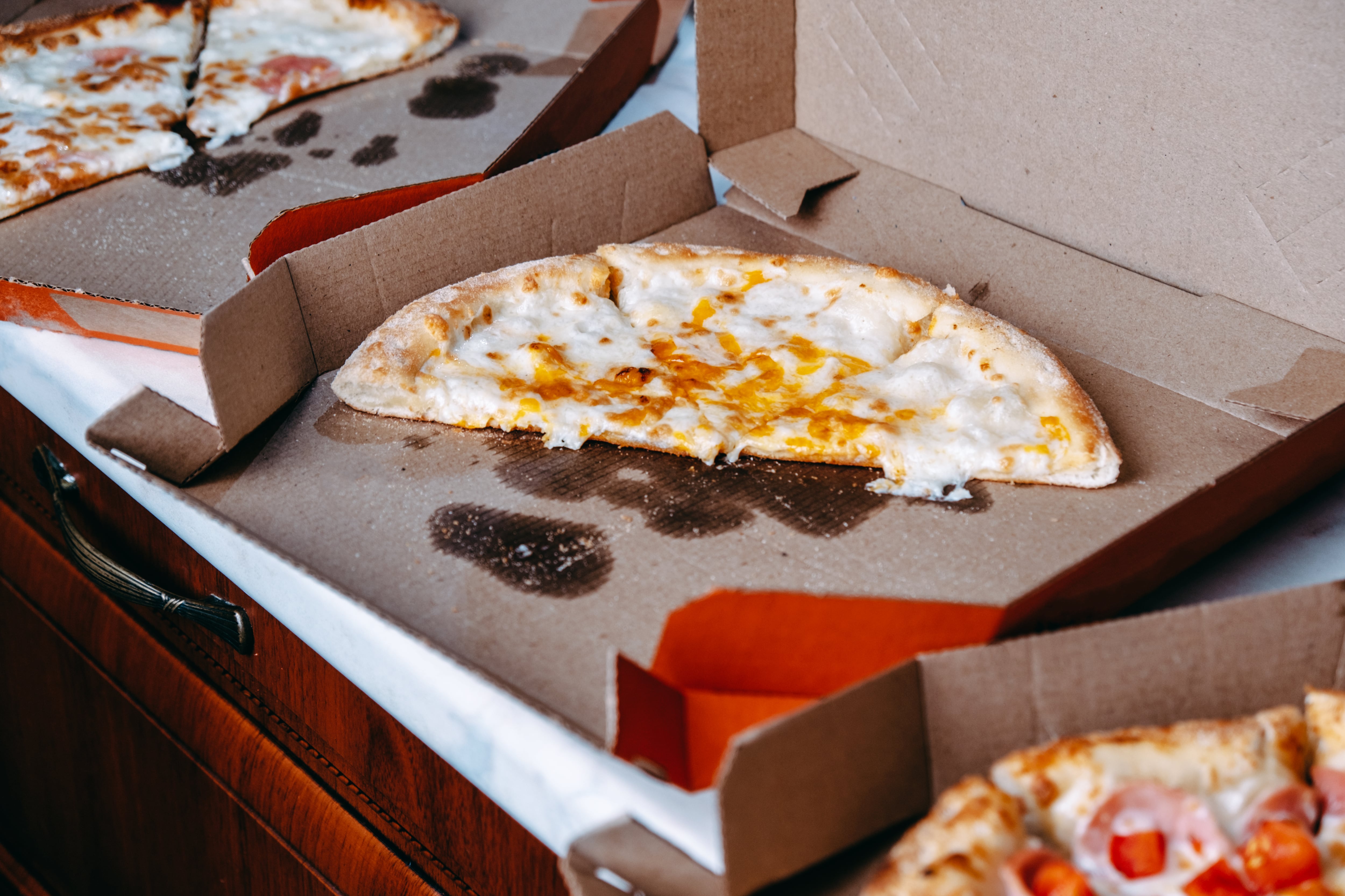 Revelan la forma correcta de desechar una caja de pizza y no depende solo del cartón.