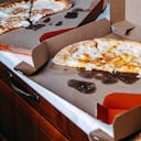 Revelan la forma correcta de desechar una caja de pizza y no depende solo del cartón.