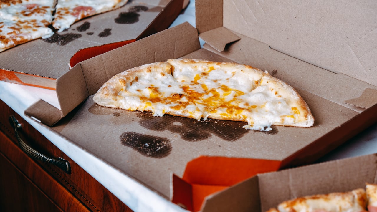 Revelan la forma correcta de desechar una caja de pizza y no depende solo del cartón.