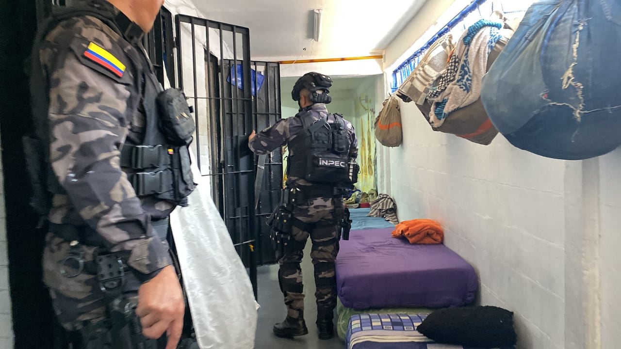 Redada contra la extorsión en cárceles del país deja más de 600 celulares de comisados.