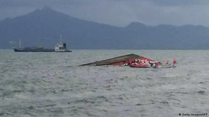 El 21 de diciembre de 2017 una embarcación se hundió en frente a la costa este de Filipinas. El portavoz de los guardacostas, el capitán Armand Balilo, señaló en su momento que la embarcación de pasajeros había partido del norte de la provincia de Quezón -en la región central del país- con destino a la isla de Polillo.