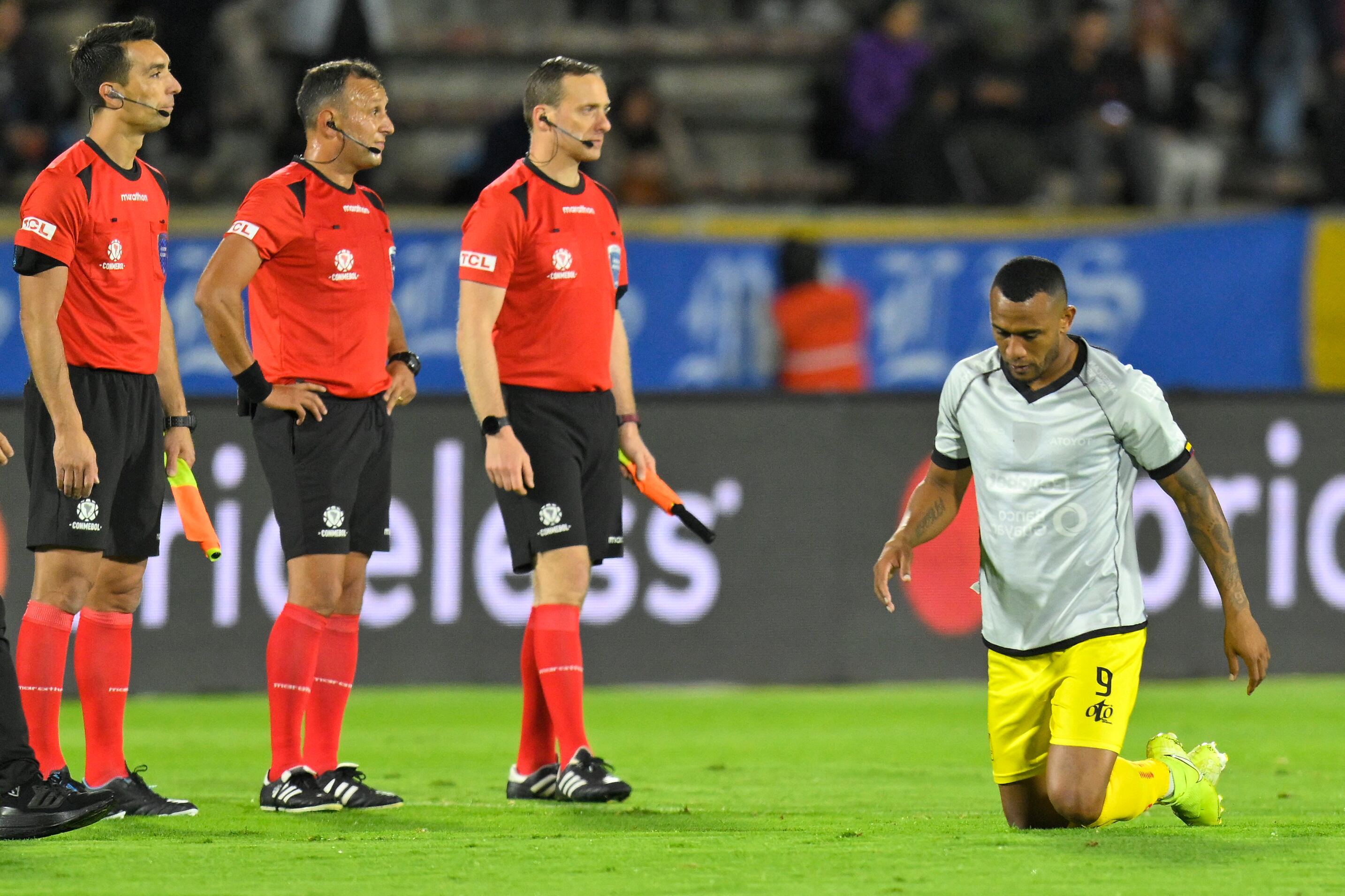 Deportivo Pereira's forward Angelo Rodriguez (R) celebrates after defeating Independiente del Valle during the Copa Libertadores round of 16 second leg football match between Ecuador's Independiente del Valle and Colombia's Deportivo Pereira, at the Atahualpa Olympic stadium in Quito, on August 9, 2023. (Photo by Rodrigo BUENDIA / AFP)