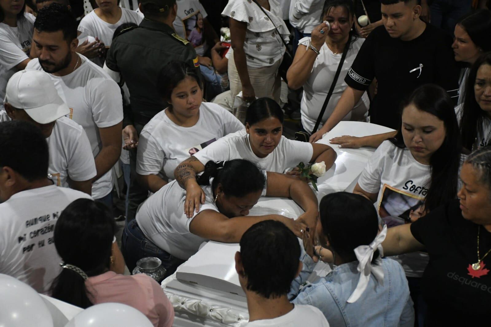 Una gran cantidad de personas de esta comunidad ha acompañado a los seres queridos de Sofía.