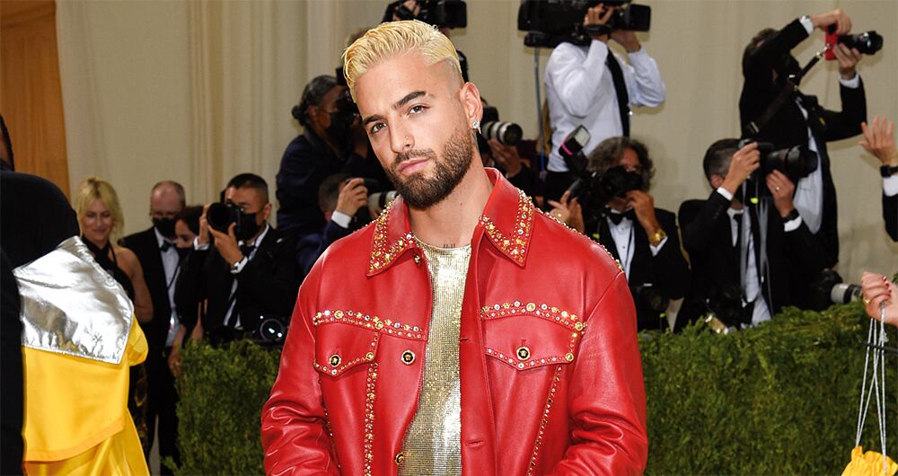 El colombiano asistió al evento con una traje de la reconocida casa de moda Versace. 