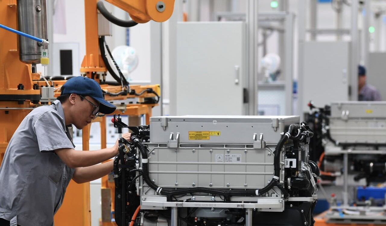 Un trabajador chino trabaja en una celda que produce hidrógeno en una planta de su país.