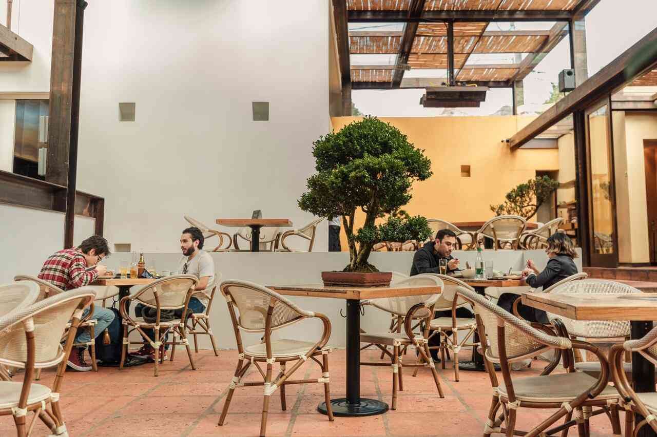 Bajo las normas de la alcaldía, al interior de los restaurantes solo puede ingresar el 25% del aforo. Mientras algunos guardaron las mesas que no pueden usar, otros, como 7-56 del Grupo Zona K, las decoran para crear un ambiente acogedor. 
