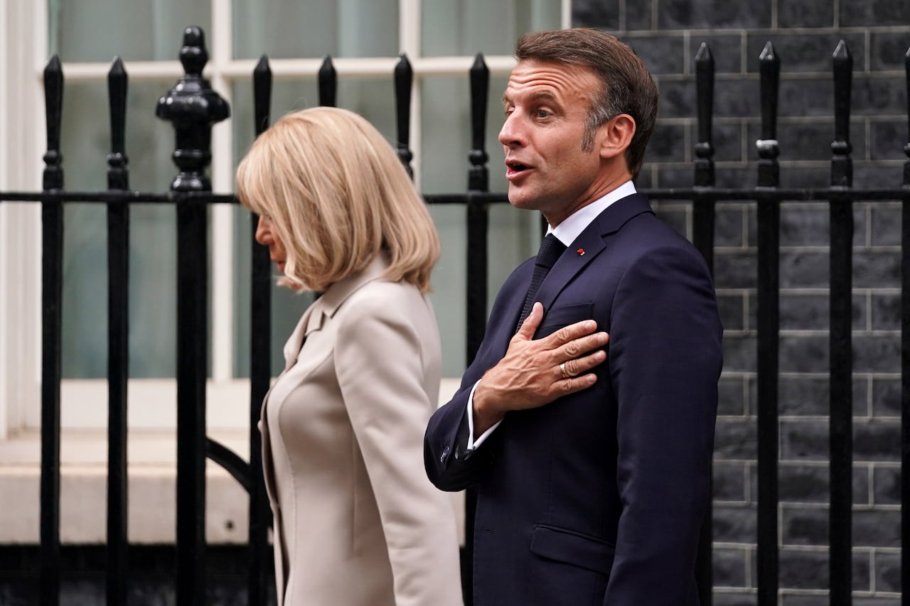 El presidente francés, Emmanuel Macron, y su esposa, Brigitte, salen del número 10 de Downing Street tras reunirse con el primer ministro británico, Keir Starmer