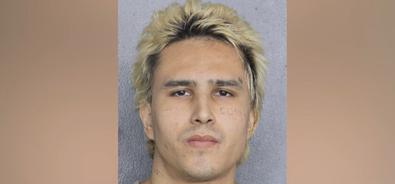 El ataque, que quedó registrado en una cámara de seguridad, ocurrió a plena luz del día en el área de Allapattah, en Miami, y ha generado una ola de indignación entre residentes y defensores de derechos humanos.