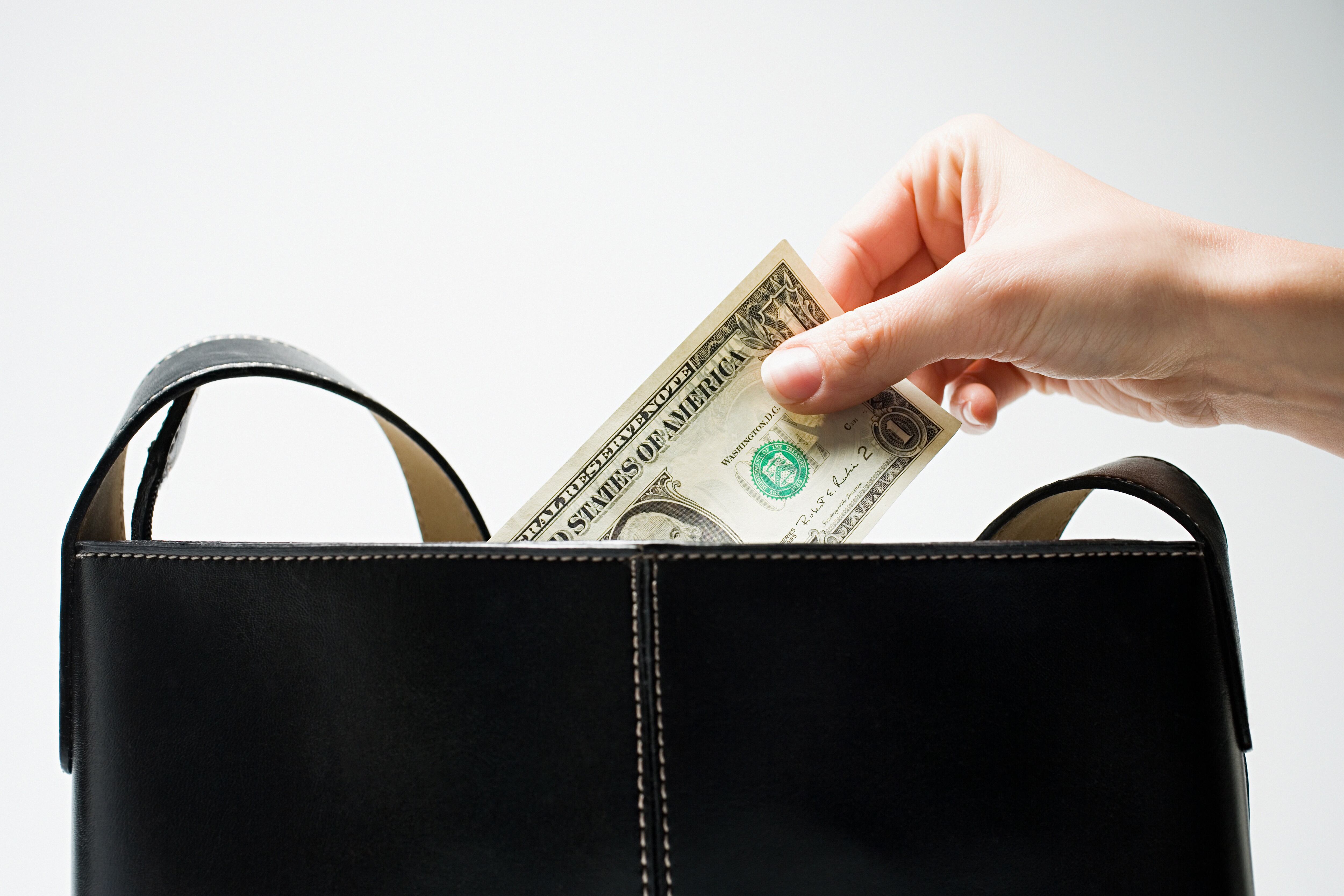 Bolso con dólares.