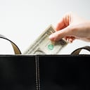 La mujer se asombro por la suma y leyó la carta que cubría los dólares. Foto: Getty Images.