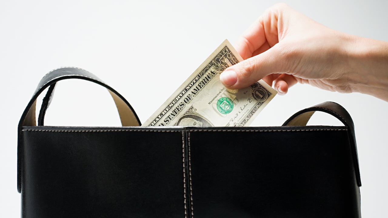 La mujer se asombro por la suma y leyó la carta que cubría los dólares. Foto: Getty Images.