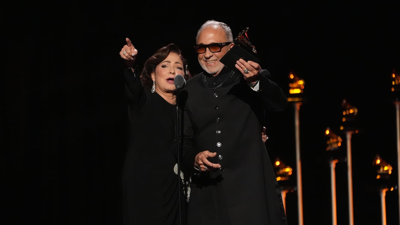 Gloria Estefan (izquierda) y Emilio Estefan aceptan el premio al mejor álbum tropical latino por "Raíces".