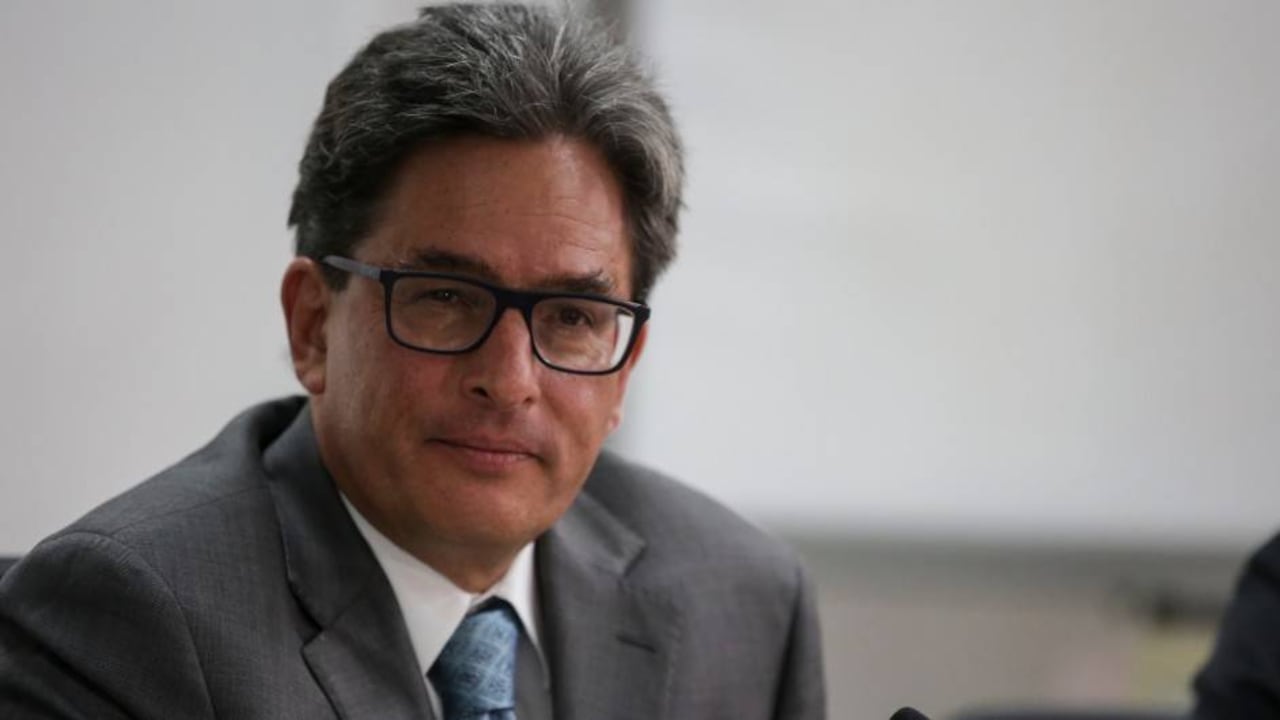 Incremento del 2% del salario mínimo es “razonable” para Carrasquilla