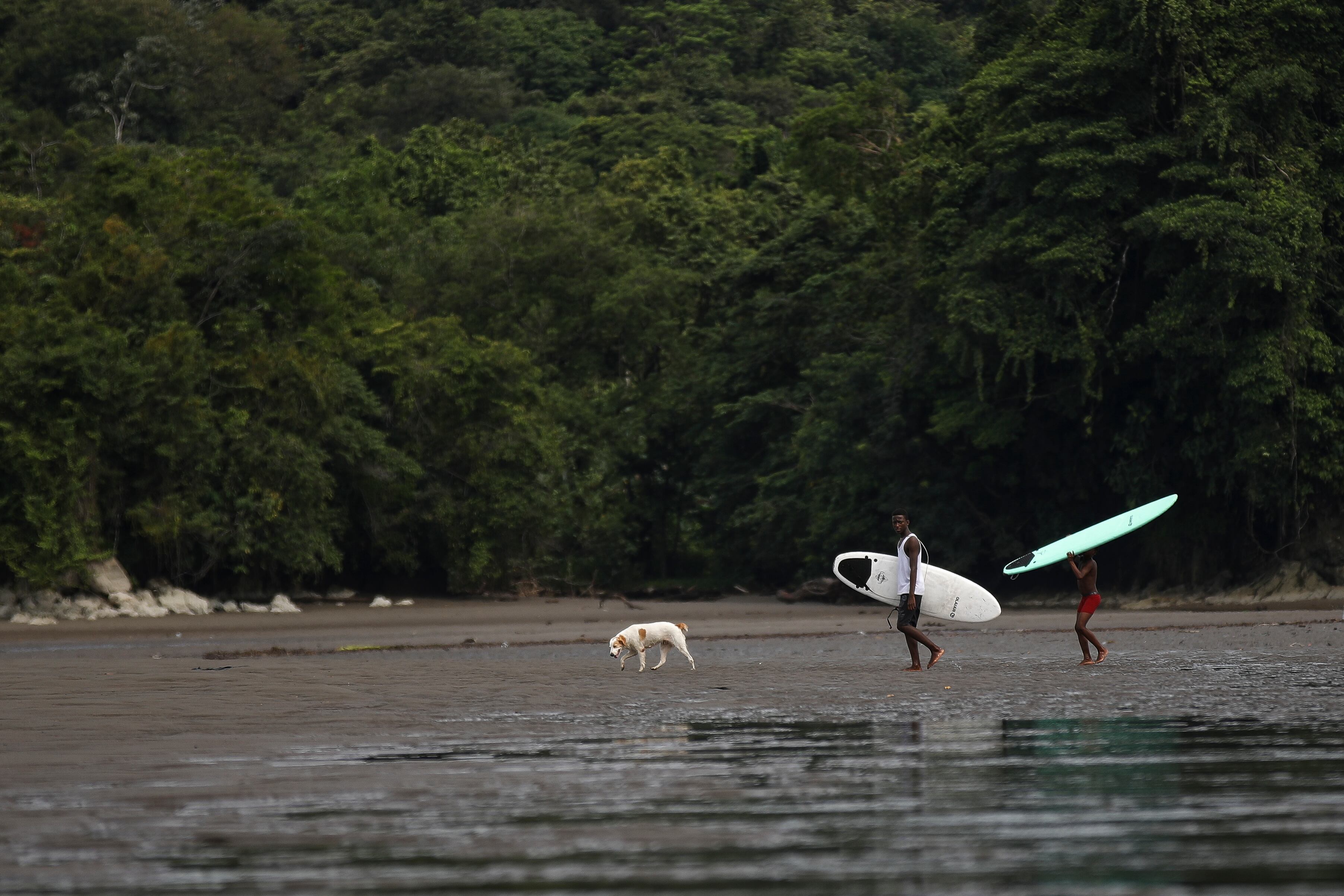 En Nuquí los niños se roban las tablas de madera de las camas y se zambullen en el mar.
