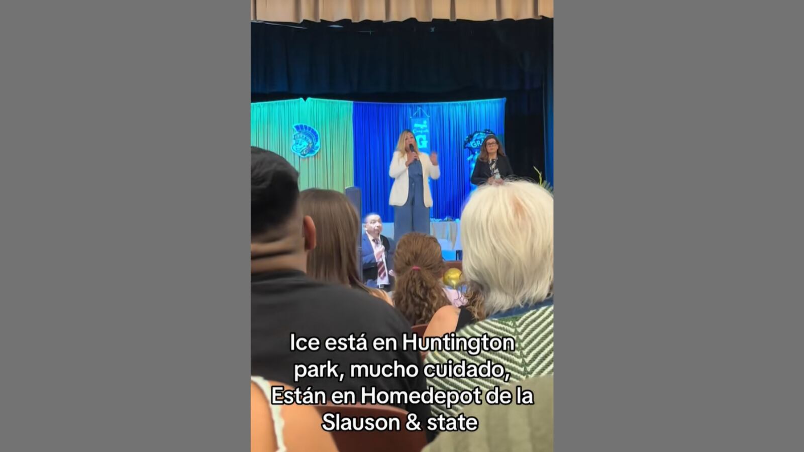 maestra interrumpe ceremonia de graduación para advertir a padres latinos que ICE está en la zona