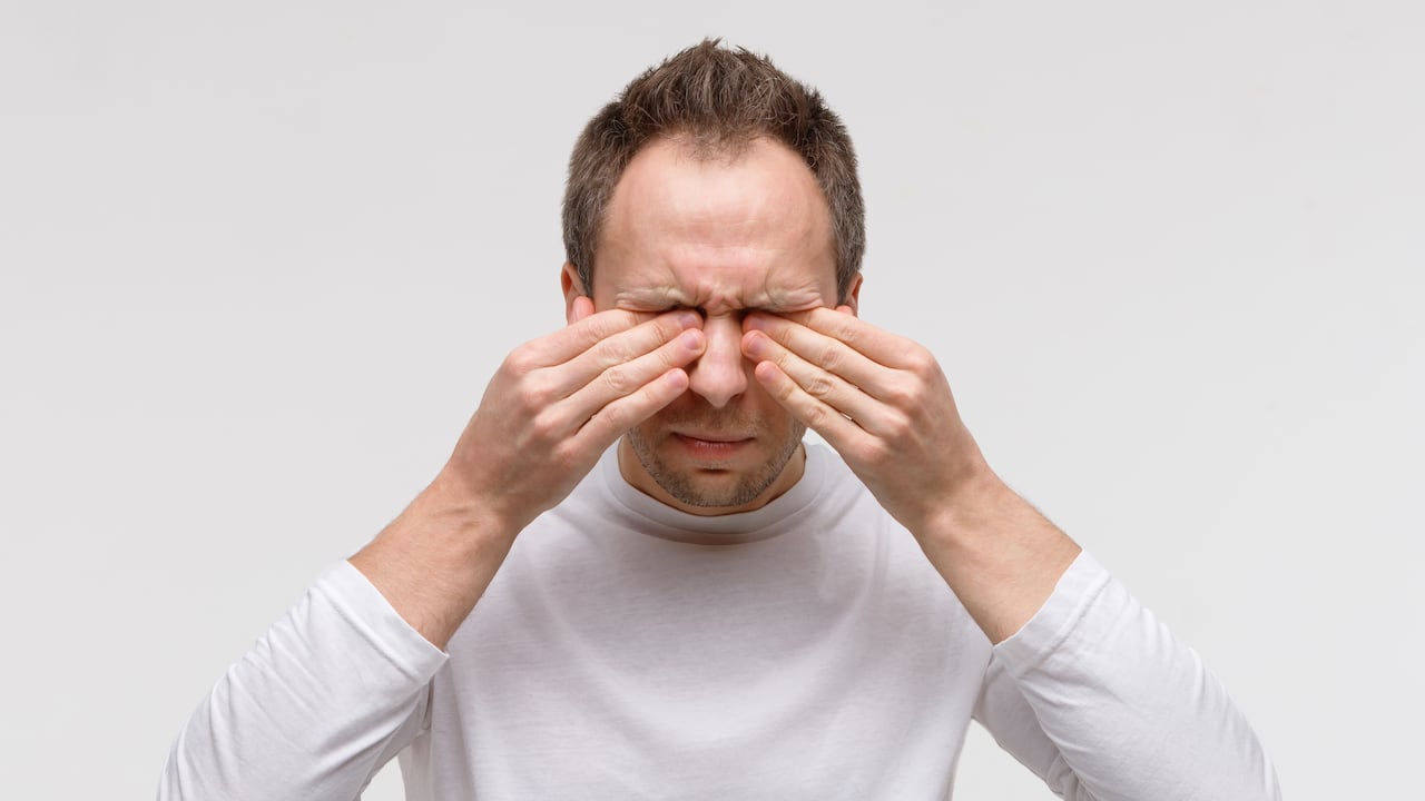 Estar mucho tiempo frente a pantallas tecnológicas es una de las causas del estrés visual.