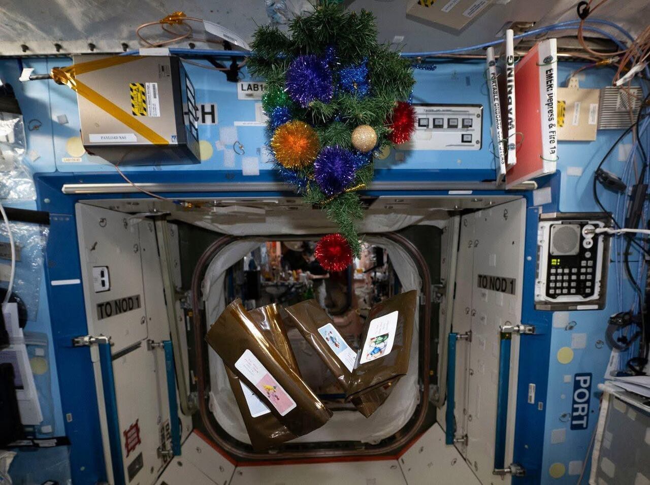En la Estación Espacial Internacional, Nick Hague no necesita apresurarse a hacer compras navideñas, ya que los regalos fueron empaquetados por un equipo de "elfos" con medio año de antelación.