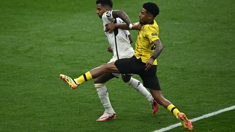 Real Madrid's Brazilian forward #11 Rodrygo (L) and Dortmund's Dutch defender #22 Ian Maatsen vie for the ball during the UEFA Champions League final football match between Borussia Dortmund and Real Madrid, at Wembley stadium, in London, on June 1, 2024. (Photo by Ben Stansall / AFP)