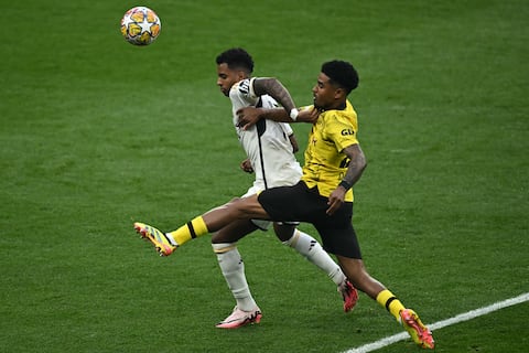 Real Madrid's Brazilian forward #11 Rodrygo (L) and Dortmund's Dutch defender #22 Ian Maatsen vie for the ball during the UEFA Champions League final football match between Borussia Dortmund and Real Madrid, at Wembley stadium, in London, on June 1, 2024. (Photo by Ben Stansall / AFP)