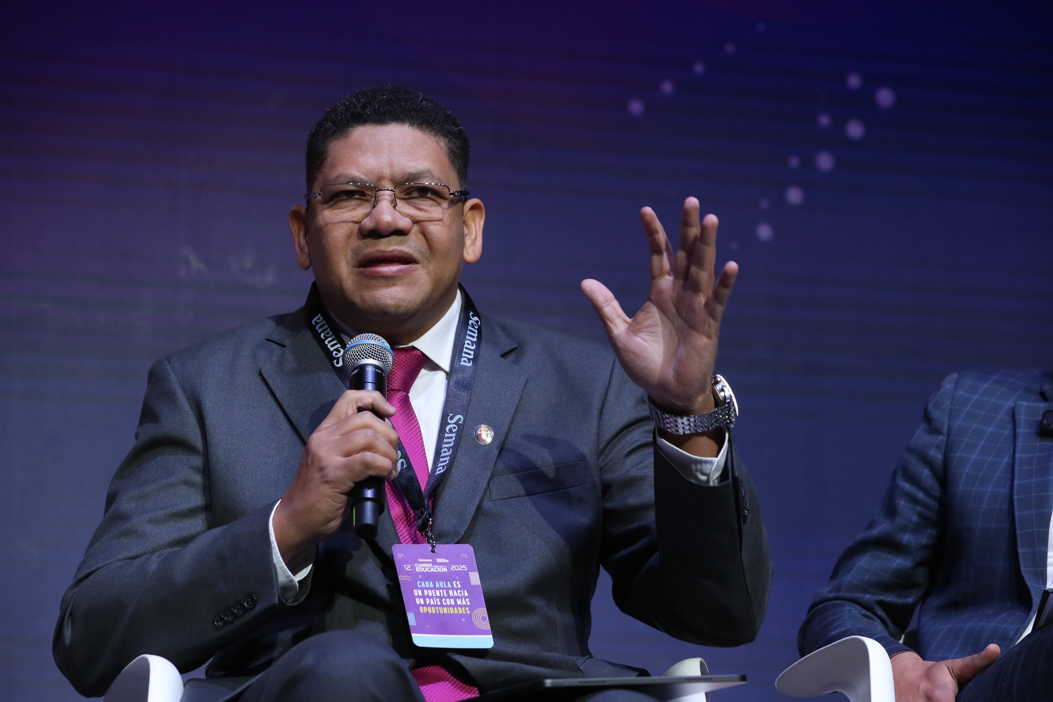 Foto Semana. Cumbre Líderes por la Educación (CLE) 24 y 25 de septiembre de 2025


Panel La IA: poder de Transformación en el aula

José Rafael Espinosa
CEO y cofundador de Mentu, creador de Shaia, IA para maestros
Vicky Ricaurte
CEO y cofundadora de Arukay
Ivaldo Torres Chávez
Rector de la Universidad de Pamplona (Unipamplona)
Rafael Eduardo Benjumea Hoyos
Gerente de evaluación y analítica de iM-PROVE


Modera: Pablo Arbeláez
Director del Centro de Investigación y Formación en IA (CinfonIA), de la Universidad de los Andes