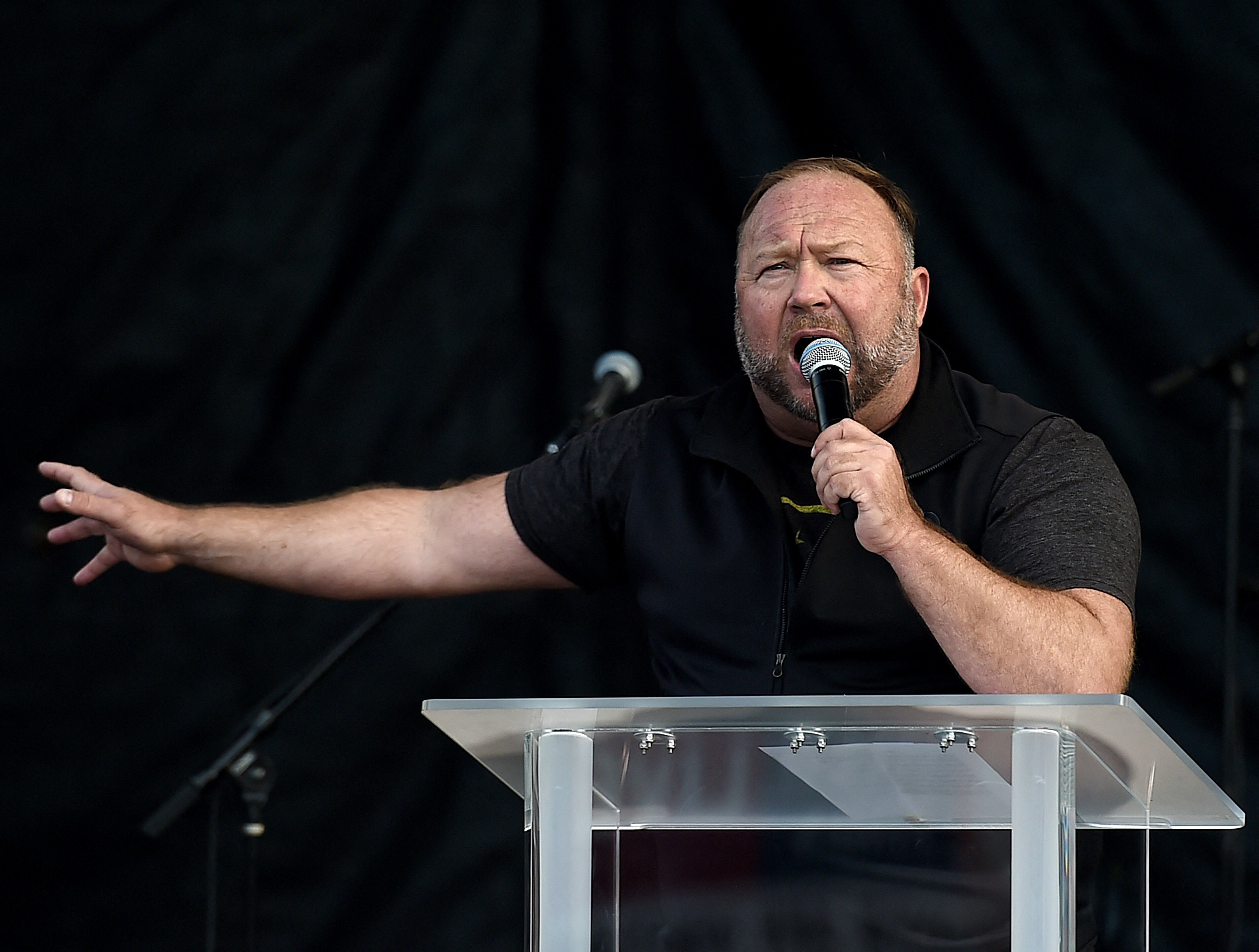 Alex Jones creo y compartio la teoría de conspiración que afirmpo que la masacre en la escuela primaria de Texas era un engaño. (Photo by Olivier DOULIERY / AFP)