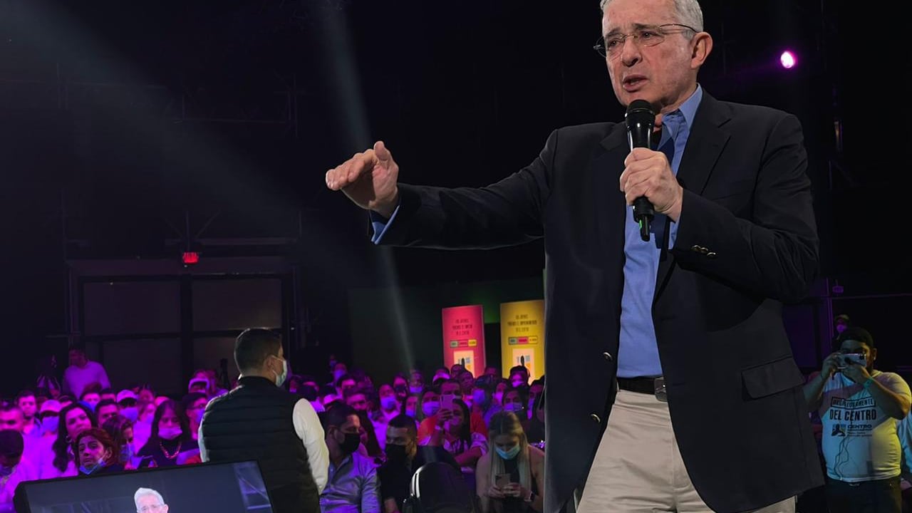 Expresidente Álvaro Uribe enloqueció a los jóvenes en Medellín y hasta les parafraseó a Vicente Fernández
