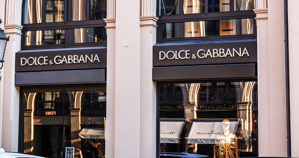 Dolce & Gabbana es una firma de moda italiana. Fue fundada por Domenico Dolce y Stefano Gabbana. Aunque inicialmente comenzaron diseñando ropa, actualmente la empresa ha diversificado su oferta diseñando desde complementos y perfumes a móviles o incluso restaurantes.