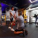 Un joven realiza una rutina de ejercicio en Smart Fit - Foto Guillermo Torres Reina / Semana